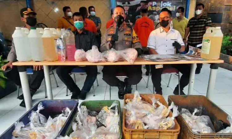 Lokasi Pemotongan Ayam di Neglasari Ini Tertangkap Tangan oleh Polisi Sedang Rendam Ayam dengan Formalin