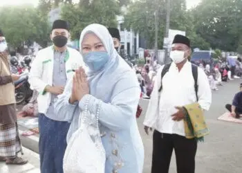 Bupati Pandeglang, Irna Narulita, usai melaksanakan Solat Idul Fitri berjamaah, di Masjid Agung Ar Rahman Pandeglang, Senin (2/5/3022). (ISTIMEWA)