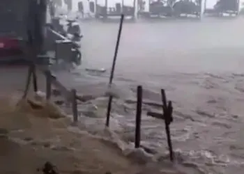 Banjir akibat luapan Sungai Cibayawak, Desa Pari, Kecamatan Mandalawangi, Kabupaten Pandeglang, Kamis (12/5)2022) sore. (ISTIMEWA)