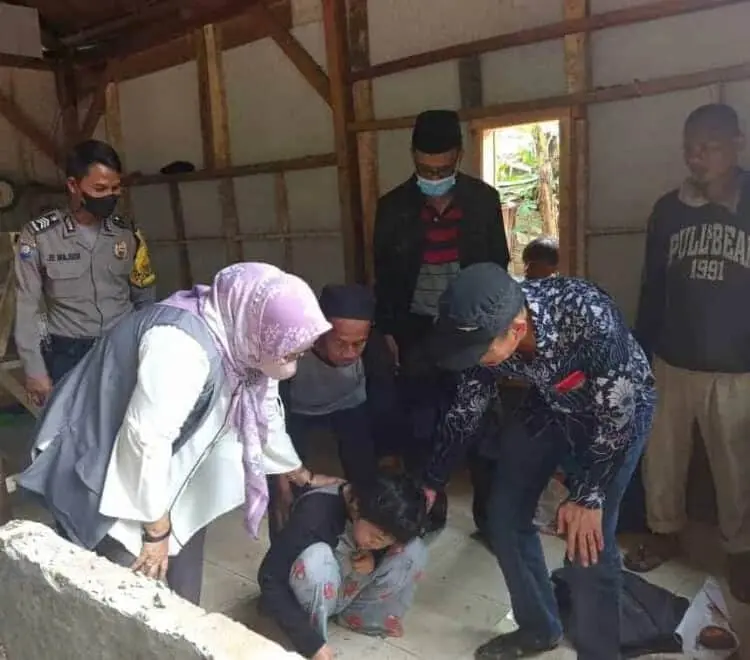 Prihatin dan Terharu, Ini yang Dilakukan Kepala Dinsos Pandeglang untuk Keluarga Pengidap ODGJ