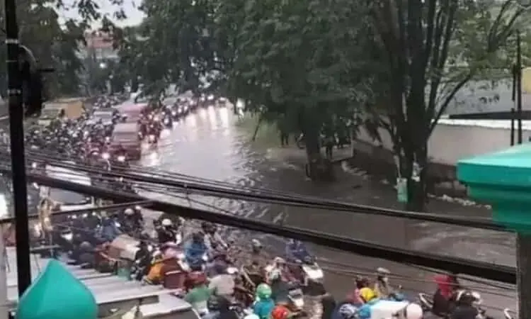 Hujan Deras Sempat Picu Genangan di Pasir Gadung Cikupa, Kab Tangerang