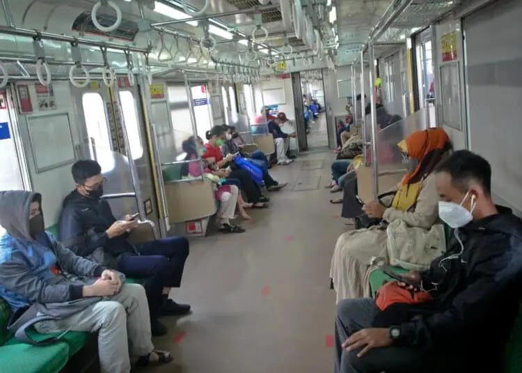 Foto Pelonggaran Kapasitas Penumpang KRL Jabodetabek