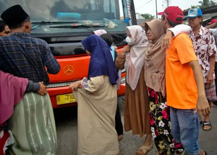 Foto Suasana Haru Kedatangan Korban Kecelakaan Bus di Ciamis ke Tangerang
