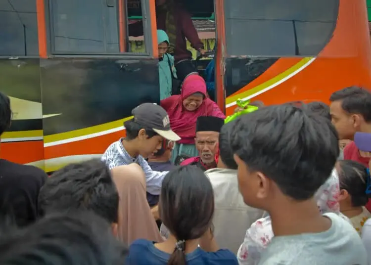 Foto Suasana Haru Kedatangan Korban Kecelakaan Bus di Ciamis ke Tangerang