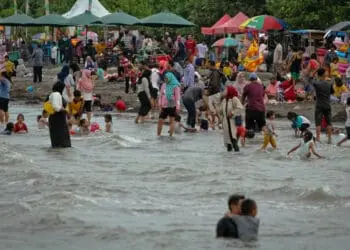 Foto Liburan di Pantai Tanjung Pasir Tangerang