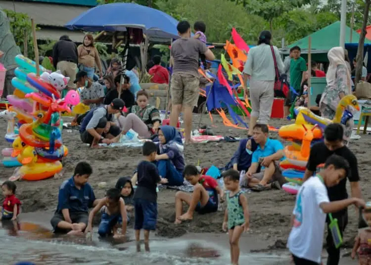 Foto Liburan di Pantai Tanjung Pasir Tangerang