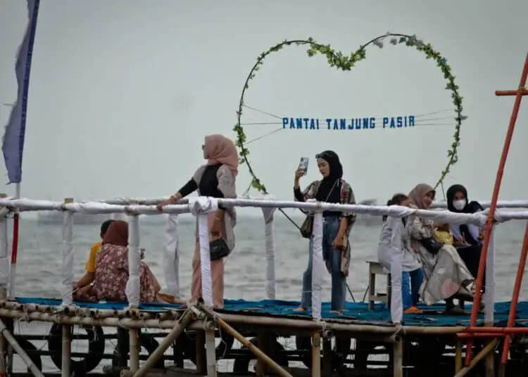 Foto Liburan di Pantai Tanjung Pasir Tangerang