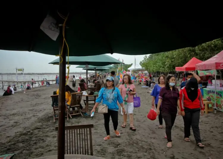 Foto Liburan di Pantai Tanjung Pasir Tangerang