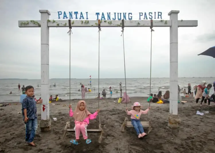 Foto Liburan di Pantai Tanjung Pasir Tangerang