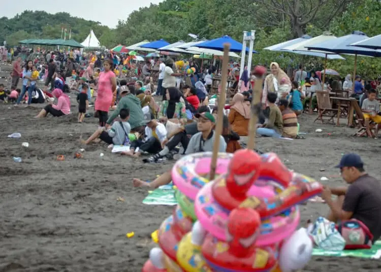 Foto Liburan di Pantai Tanjung Pasir Tangerang