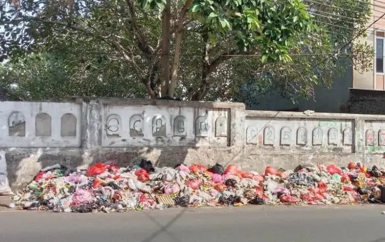 Prihatin! Jalan KH. Abdul Latif Kota Serang Dipenuhi Tumpukan Sampah Liar