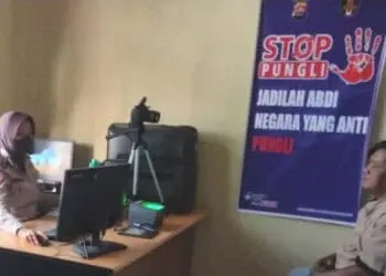 Seorang warga sedang melakukan pemotretan pembuatan SIM, di ruang pelayanan di Mapolres Pandeglang, Selasa (10/5/2022). (ISTIMEWA)