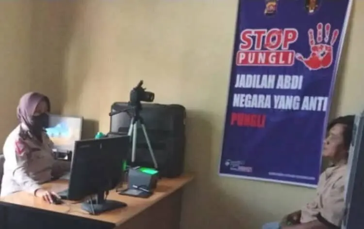 Seorang warga sedang melakukan pemotretan pembuatan SIM, di ruang pelayanan di Mapolres Pandeglang, Selasa (10/5/2022). (ISTIMEWA)