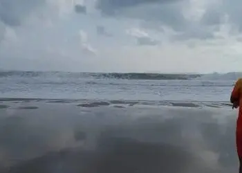 Anggota Balawista saat memonitoring sejumlah pantai di Lebak selatan saat gelombang tinggi terjadi. DOK: BALAWISTA