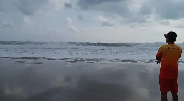 Ketinggian Gelombang Hingga 5 Meter, Pengunjung Pantai di Baksel Dilarang Berenang