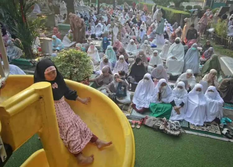 Foto Salat Idul Fitri di Masjid Raya Al Azhom Tangerang