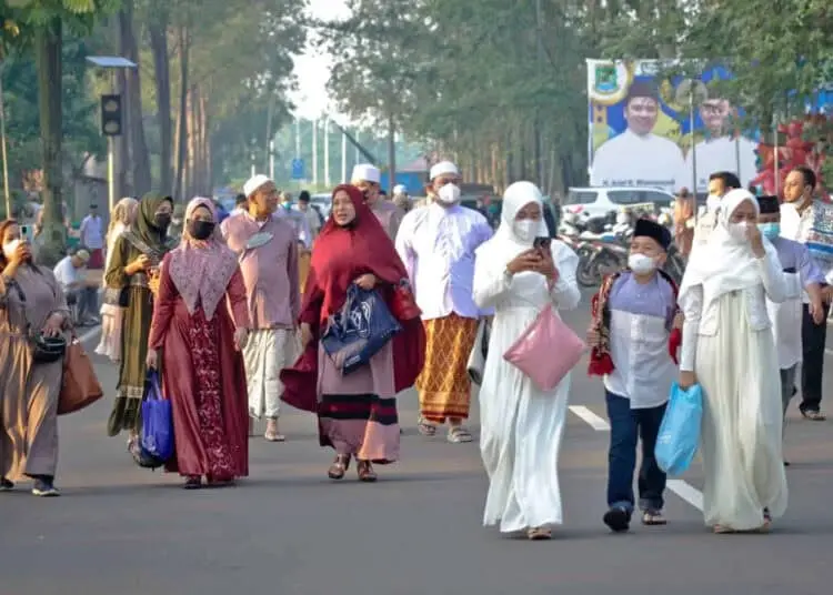 Foto Salat Idul Fitri di Masjid Raya Al Azhom Tangerang