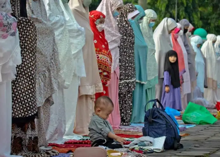 Foto Salat Idul Fitri di Masjid Raya Al Azhom Tangerang