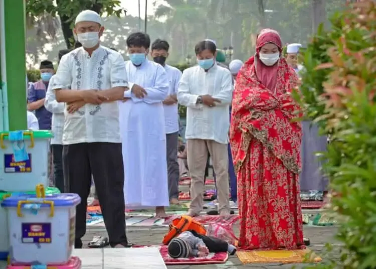 Foto Salat Idul Fitri di Masjid Raya Al Azhom Tangerang