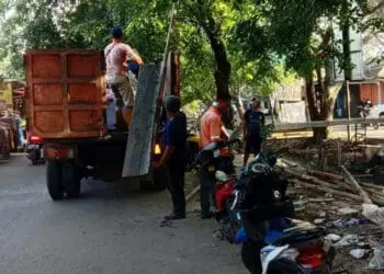 Tertibkan Kali Sipon Cipondoh, 50 Ton Puing Kayu, Bambu hingga Peti Diangkut