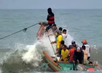 Warga Pesisir Pantai Lebak Diminta Waspadai Potensi Gelombang Tinggi