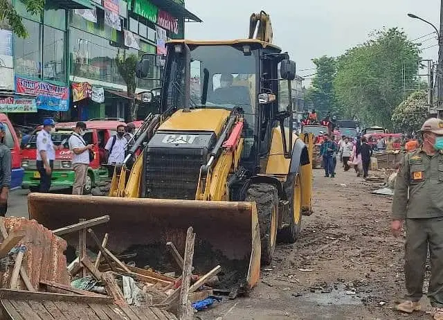 Lapak Dibongkar dengan Alat Berat oleh Pemda, PKL di Lebak Ini Pasrah