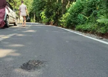 RUSAK–Kondisi ruas jalan Kondangjaya – Pasirkoer Kecamatan Cisata, Kabupaten Pandeglang, yang baru selesai dibangun, sudah terlihat bolong kembali, Minggu (5/6/2022). (ISTIMEWA)