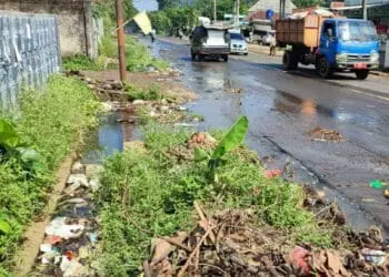 Digenangi Air dan Sampah, Lalu Lintas di Jalan Raya Pagelaran Kabupaten Pandeglang Tersendat
