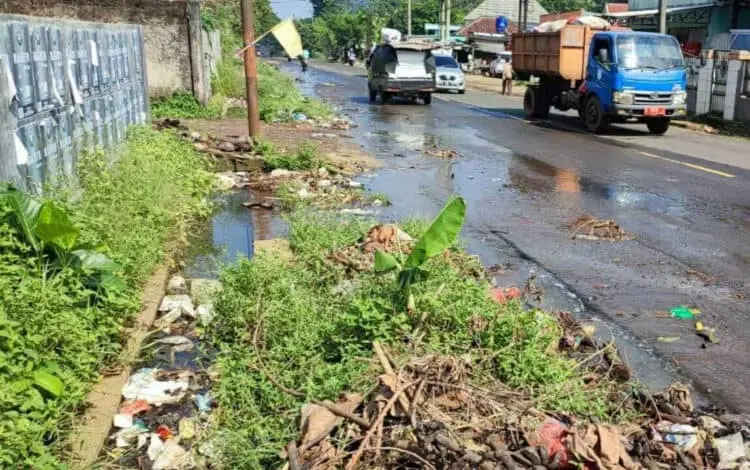 Digenangi Air dan Sampah, Lalu Lintas di Jalan Raya Pagelaran Kabupaten Pandeglang Tersendat