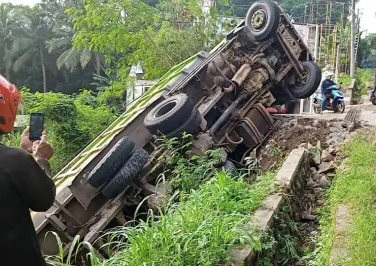 Lintasi Tanjakan Curam di Pandeglang, Begini Nasib Mobil Pembawa Pasir 40 Ton