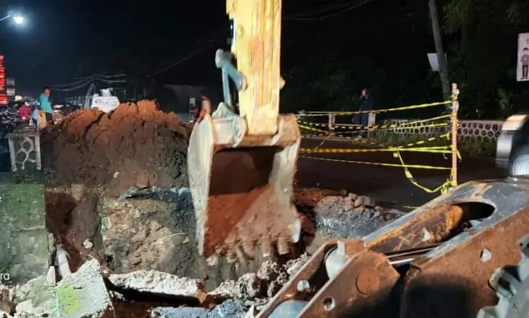 Terkikis Air Hujan, Jalan Raya Pandeglang di Kecamatan Majasari Ambrol