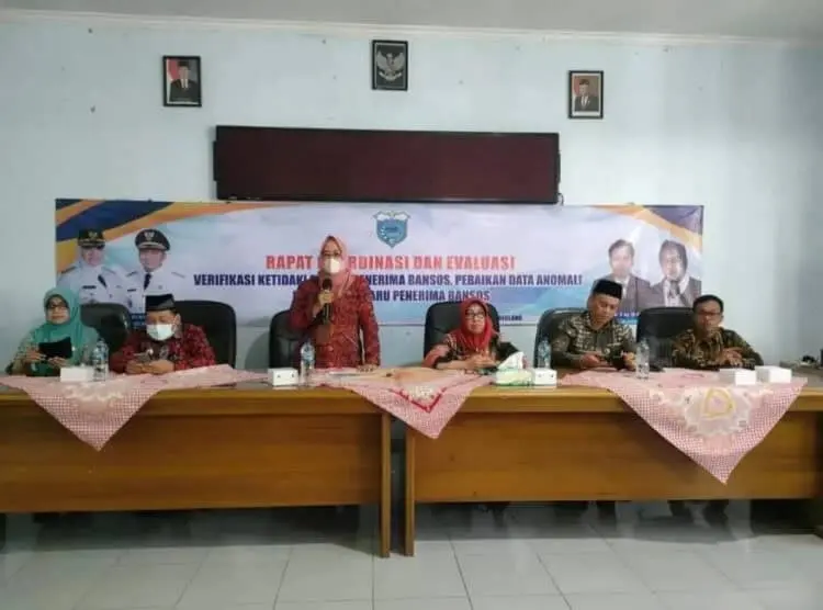 Kepala Dinsos Pandeglang, Nuriah sedang memberikan arahan pada acara sosialisasi aula Kecamatan Majasari, Kamis (30/6/2022). (ISTIMEWA)