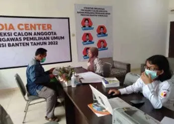 MEMINTA FORMULIR–Seorang warga mengambil formulir, untuk pendaftaran rekrutmen komisioner Bawaslu Provinsi Banten di Sekretariat Timsel Ruko Sukses 2 Blok.R No14 Jl.Kh.Abdul Latif, Sumur Pecung, Kota Serang, Rabu (22/6/2022). (HERMAN SAPUTRA/SATELITNEWS.ID)
