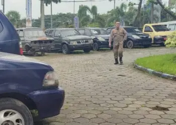 Randis milik Pemkab Pandeglang, terparkir di halaman kantor BPKD, Minggu (19/6/2022). Semua Randis itu, bakal dilelang. (NIPAL SUTIANA/SATELITNEWS.ID)