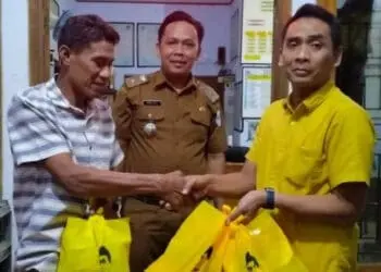 Secara simbolis, Ketua Fraksi Partai Golkar Pandeglang, M. Habibi Arafat didampingi Kades Panacaran, Bisri Permana, memberikan bantuan logistik kepada korban terdampak banjir, Selasa (21/6/2022). (ISTIMEWA)