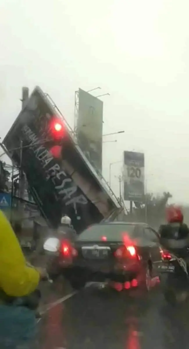 Hujan Es, Bilboard Ambruk hingga Perumahan Banjir di Tangsel