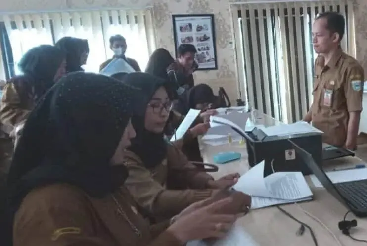 TANDATANGAN PERJANJIAN KERJA–Sejumlah pegawai honorer, menandatangani perjanjian kerja PPPK formasi tahun 2021, di Aula BKPSDM Pandeglang, Selasa (7/6/2022). (NIPAL SUTIANA/SATELITNEWS.ID)