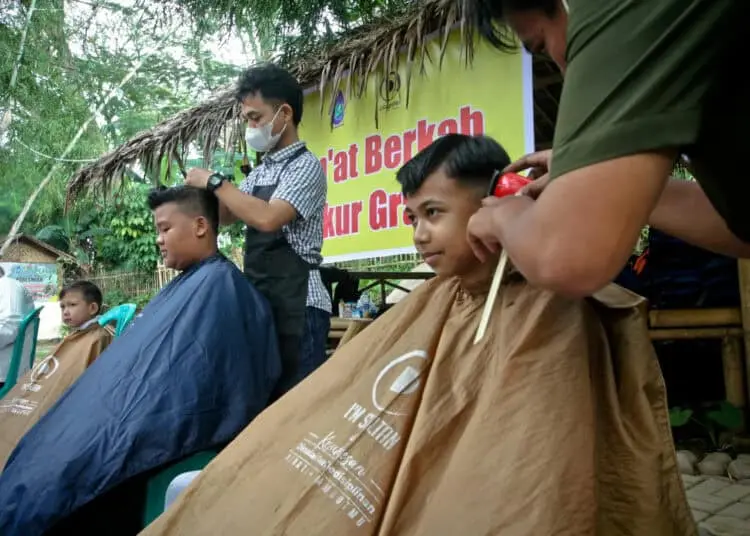 Foto Berkah Jumat Cukur Rambut Gratis Untuk Anak Yatim