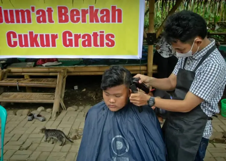 Foto Berkah Jumat Cukur Rambut Gratis Untuk Anak Yatim