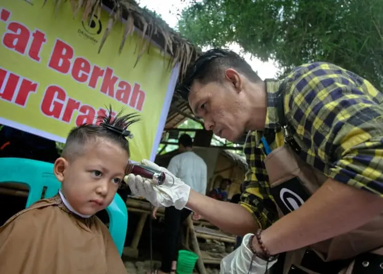 Foto Berkah Jumat Cukur Rambut Gratis Untuk Anak Yatim