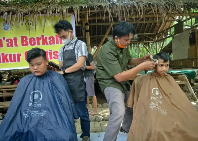 Foto Berkah Jumat Cukur Rambut Gratis Untuk Anak Yatim