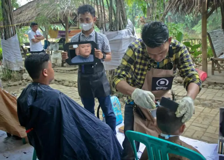 Foto Berkah Jumat Cukur Rambut Gratis Untuk Anak Yatim