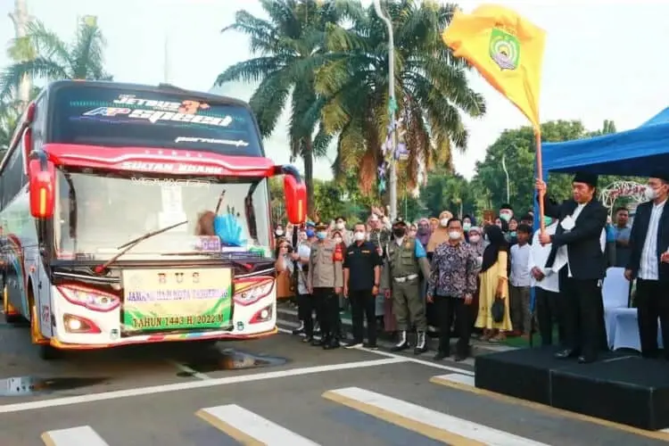 MELEPAS CALON HAJI– Pj Gubernur Banten Al Muktabar, mengangkat bendera sebagai tanda pelepasan Calhaj kloter 02, di kawasan Masjid Raya Al Azhom Pusat Pemerintahan Kota Tangerang Jl. Satria - Sudirman, Kota Tangerang, Sabtu (4/6/2022) lalu. (ISTIMEWA)