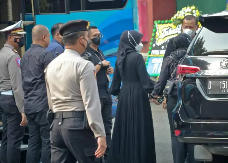 Foto Kedatangan Jenazah Emmeril Khan Mumtadz di Bandara Soetta, Tangerang