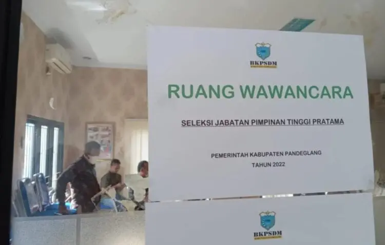 RUANG TES WAWANCARA–Sebanyak 31 Pejabat di lingkungan Pemkab Pandeglang, mengikuti tes wawancara seleksi penerimaan jabatan pimpinan tinggi pratama eselon IIB, di kantor BKPSDM Pandeglang, Kamis (16/6/2022). (NIPAL SUTIANA/SATELITNEWS.ID)