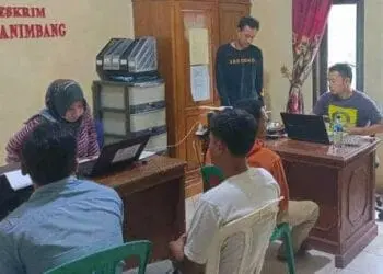 DIPERIKSA–Personel Polsek Panimbang, melakukan pemeriksaan terhadap para pelaku judi remi, di Mapolsek Panimbang, beberapa waktu lalu. (ISTIMEWA)