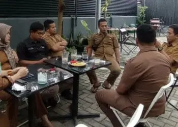 KONSOLIDASI–Perwakilan honorer, sedang melakukan rapat konsolidasi mempersiapkan aksi unjuk rasa, Selasa (14/6/2022). (ISTIMEWA)