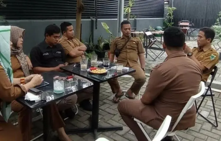 KONSOLIDASI–Perwakilan honorer, sedang melakukan rapat konsolidasi mempersiapkan aksi unjuk rasa, Selasa (14/6/2022). (ISTIMEWA)