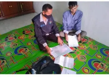 Petugas BPS sedang melakukan sensus penduduk. (ISTIMEWA)