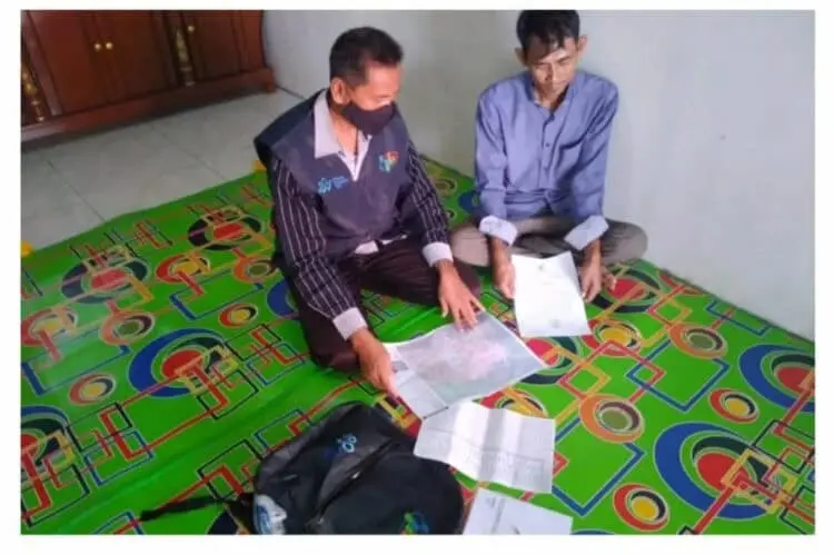 Petugas BPS sedang melakukan sensus penduduk. (ISTIMEWA)
